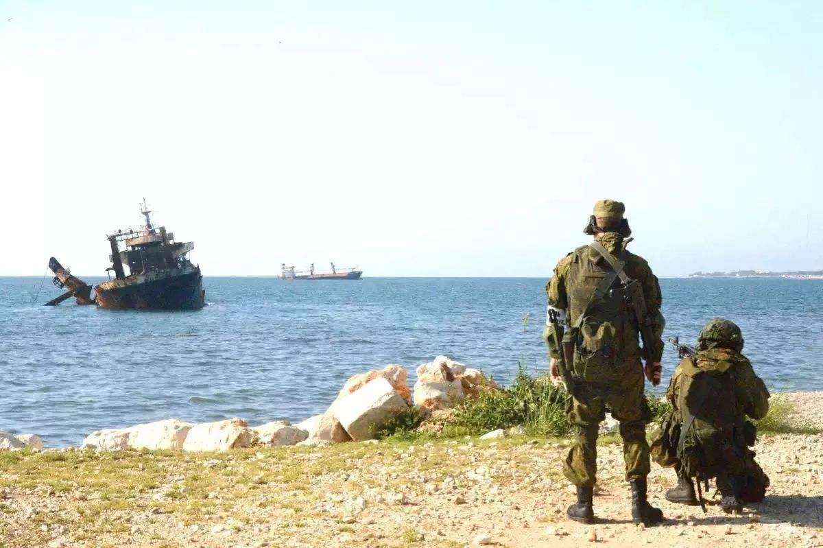 伊朗油轮目的地曝光，全球第二海军亲自迎接，美军还敢继续拦截？