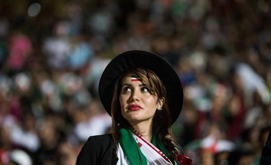 变装看足球比赛被抓 伊朗女球迷自焚身亡